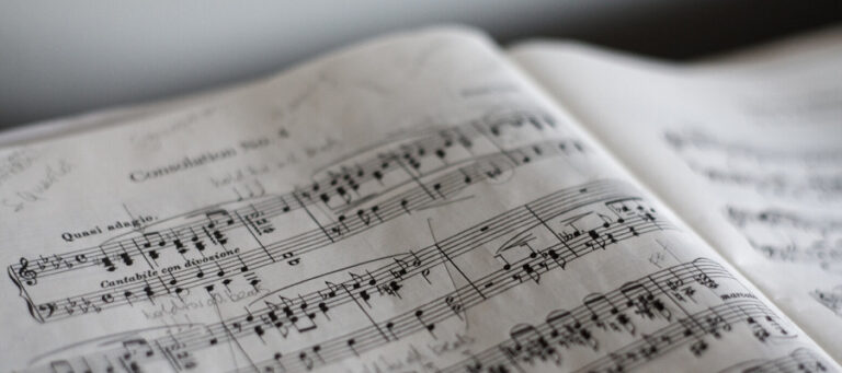 Close-up of sheet music with musical notes and Italian text, including "Quasi adagio" and "Cantabile con divisone.