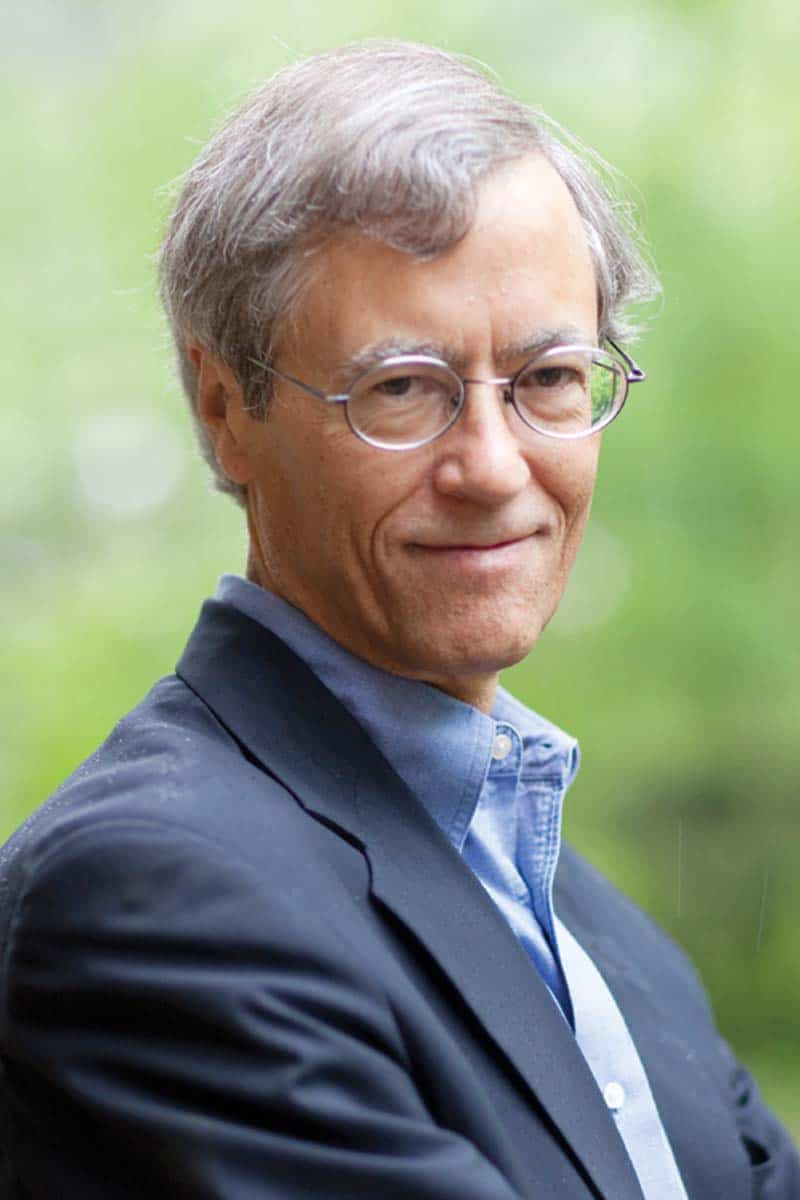 Portrait of a man wearing glasses, exploring the limits of self-knowledge.