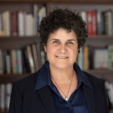 dean_shapiro_2022_headshot_office