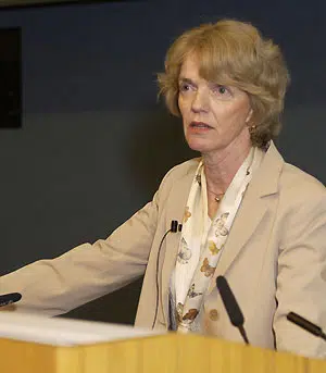 Woman giving a presentation on philosophy and neuroscience.