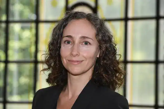Portrait of addiction expert Dr. Anna Lembke in front of a window.